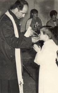 Don Julián dando la comunión en 1968