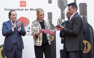 Fernando Cañas, de Bodegas Valleyglesias, recibe el premio de manos Cristina Cifuentes.