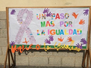 Los niños del colegio Moreno Espinosa realizaron murales por la igualdad. Este, en la puerta del Ayuntamiento, es uno de ellos.