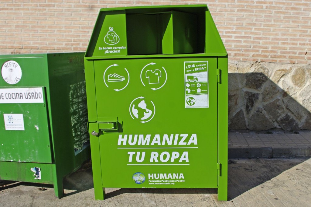 Cenicientos Humana firman un por la recogida selectiva de ropa usada | A21 Sierra Oeste de Madrid