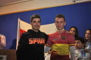 Neira regaló su maillot de campeón de España a José Ignacio Arroyo. 