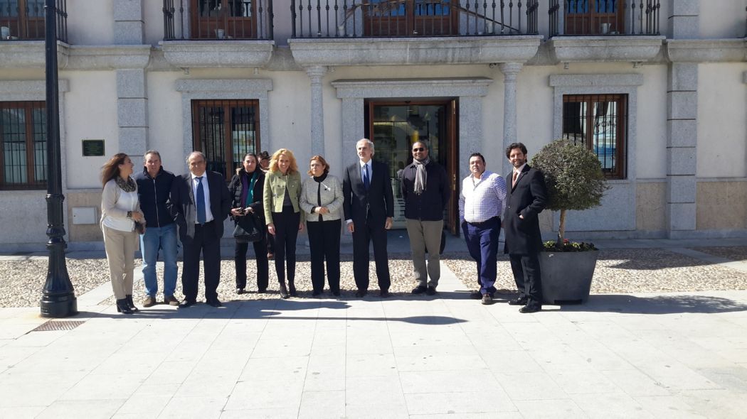 Los alcaldes de los pueblos vecinos a las puertas del Ayuntamiento de Colmenar del Arroyo.