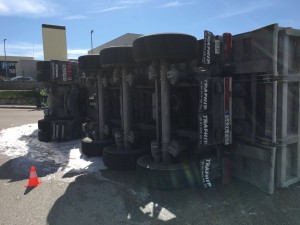 Accidente camión en rotonda Valdemorillo (4)