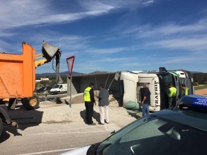 Accidente camión en rotonda Valdemorillo (6)
