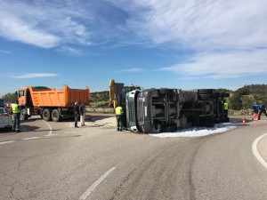 Accidente camión en rotonda Valdemorillo (7)